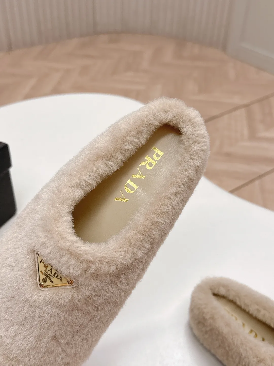 👟👟Ex-factory price 520👟👟 Prada prada25 autumn and winter furry slippers series, half-slip wool slippers, classic triangle buckle, comfortable, cute, cute, fashionable, elegant and versatile, the wool is comfortable and soft, awakening the warmth of autumn and winter. Let you walk comfortably from morning to night. Pair it with socks to easily cope with the changing seasons. Wool, sheep pattern lining, original outsole! 35-40 yards